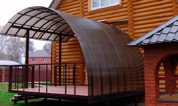 Крыша из поликарбоната в форме арки для беседки