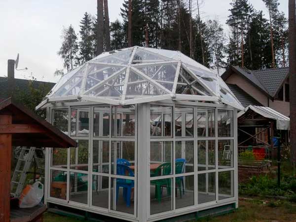 Крыша из поликарбоната в форме купола для беседки