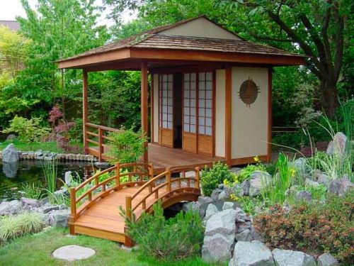 Классическая японская пагода с мостиком незаменимый элемент восточного сада с прудом